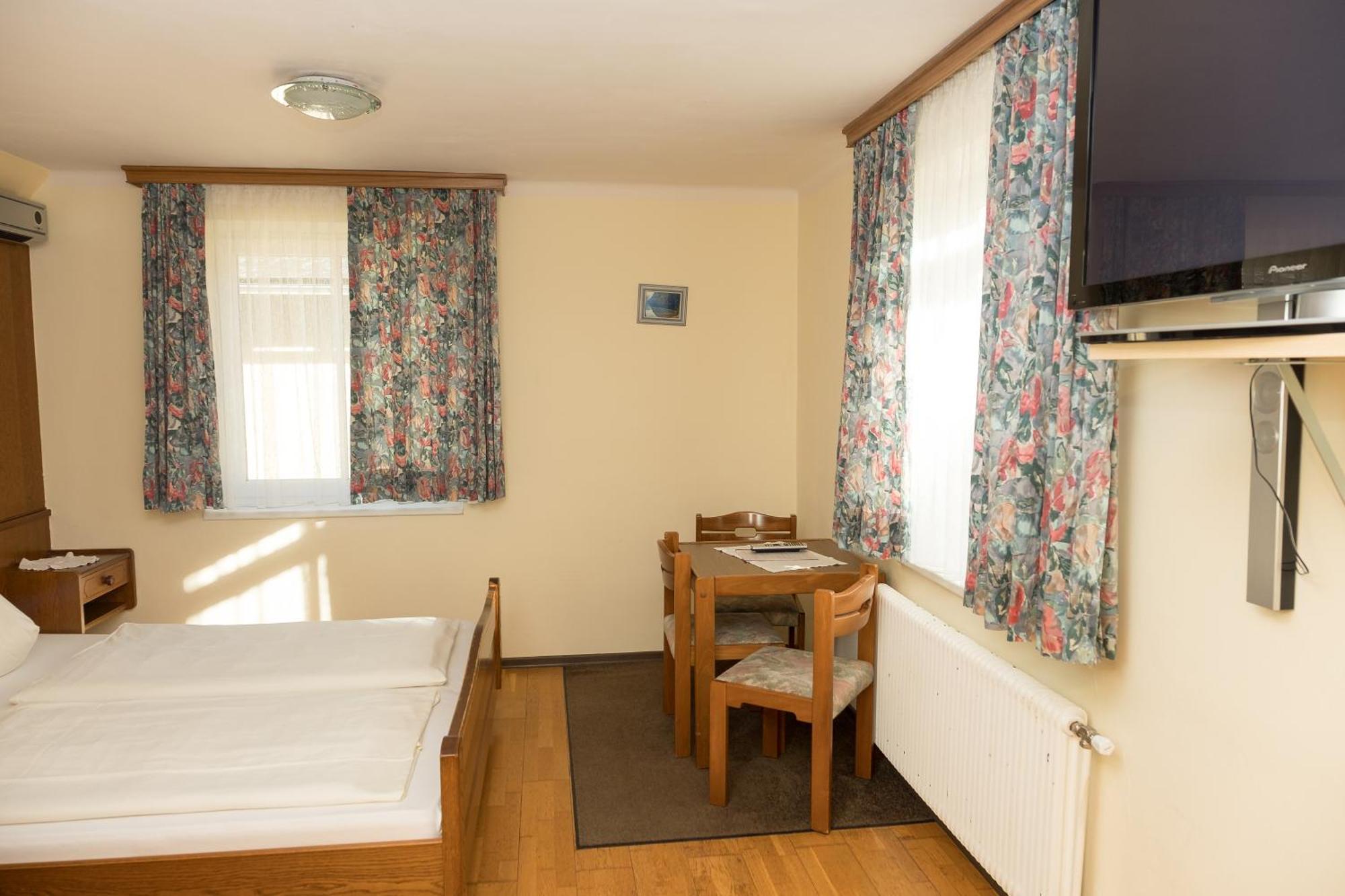 Strass im Attergau Rosslwirt-Rast B&B 외부 사진